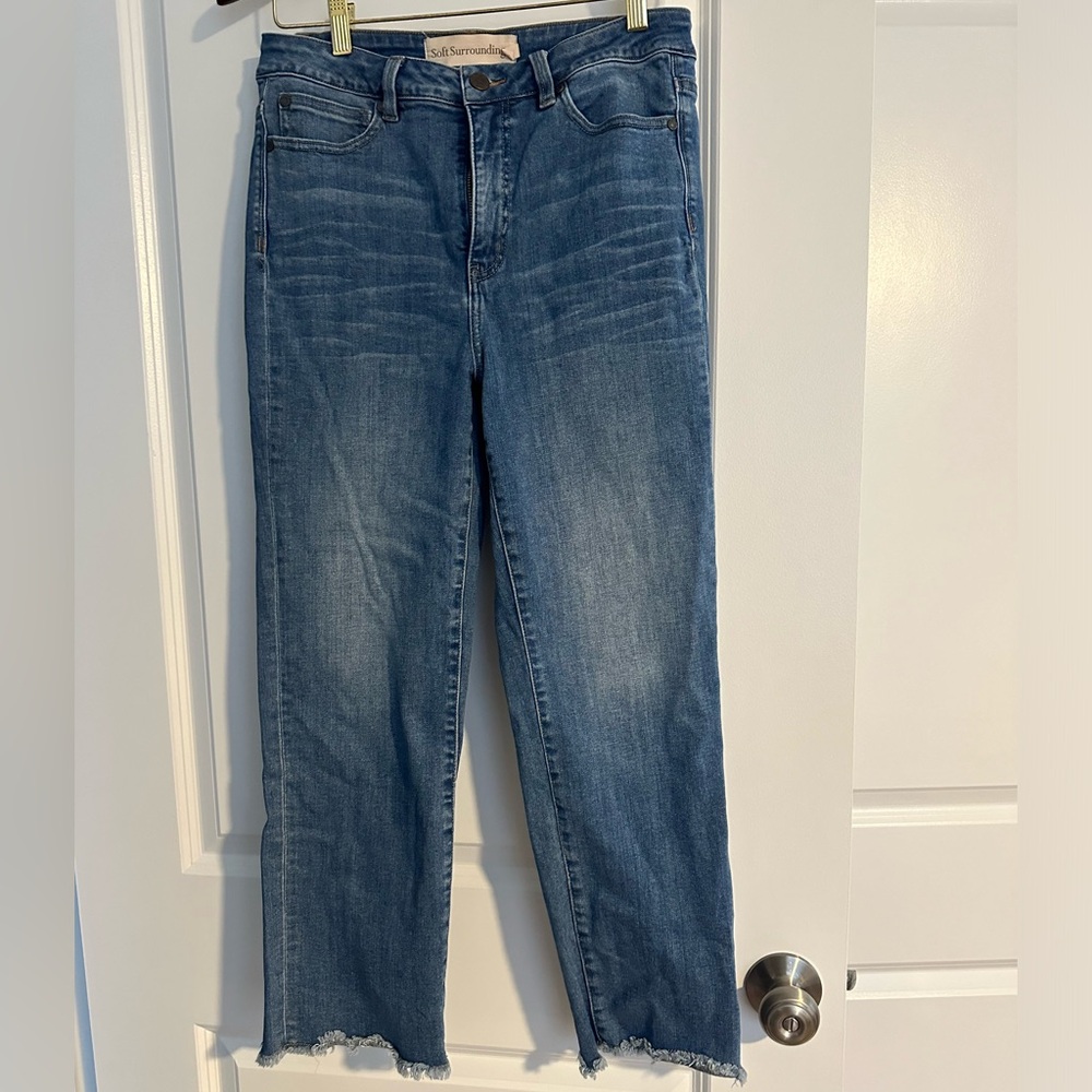 Soft surrounding jeans with frayed bottoms